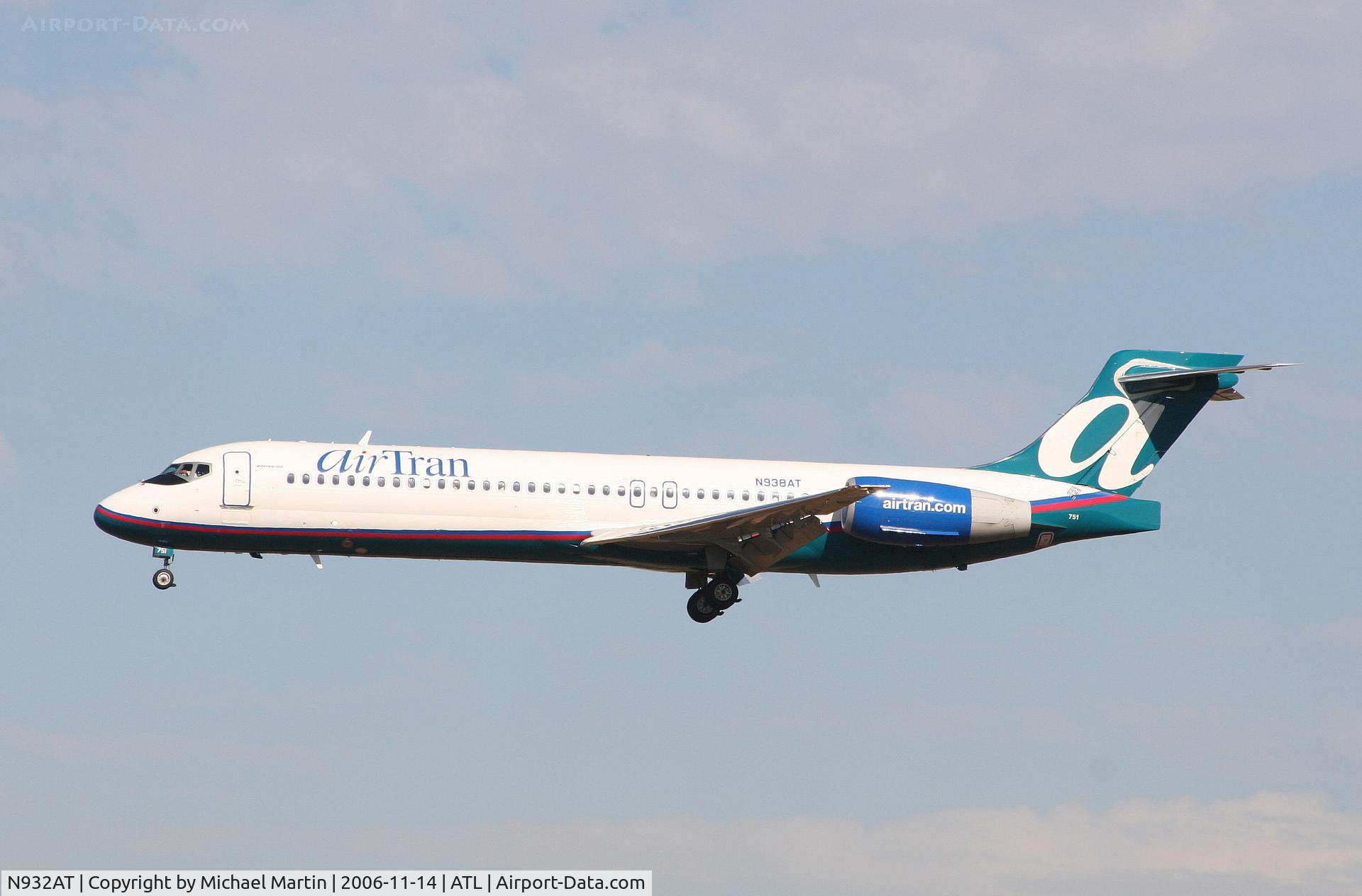 N932AT, 2000 Boeing 717-200 C/N 55073, On final for Runway 27L
