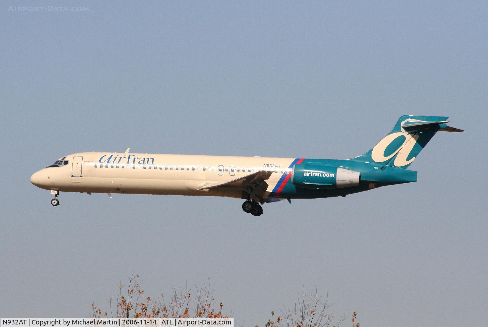 N932AT, 2000 Boeing 717-200 C/N 55073, Over the numbers of 27L
