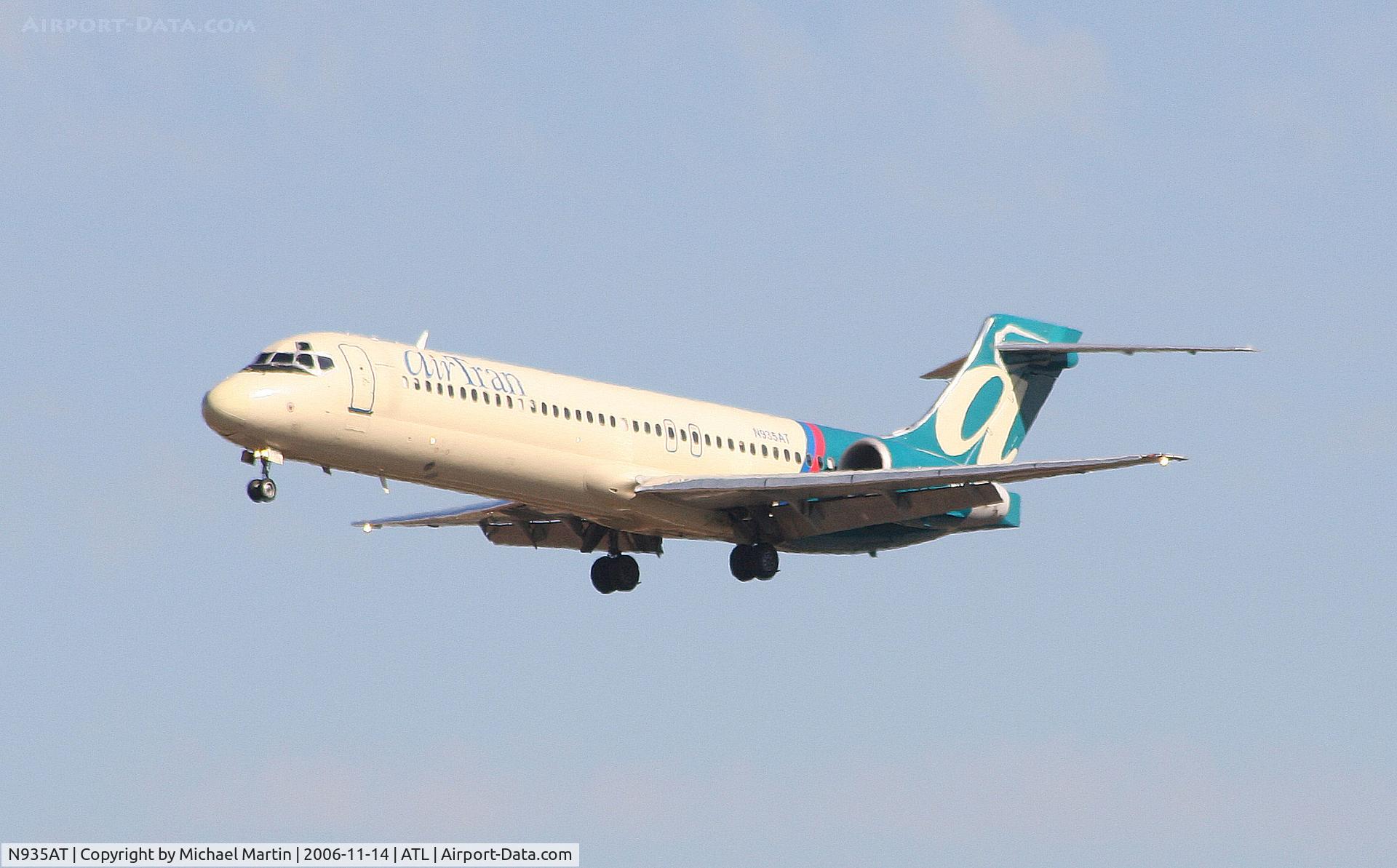 N935AT, 2000 Boeing 717-200 C/N 55069, On final for Runway 27L