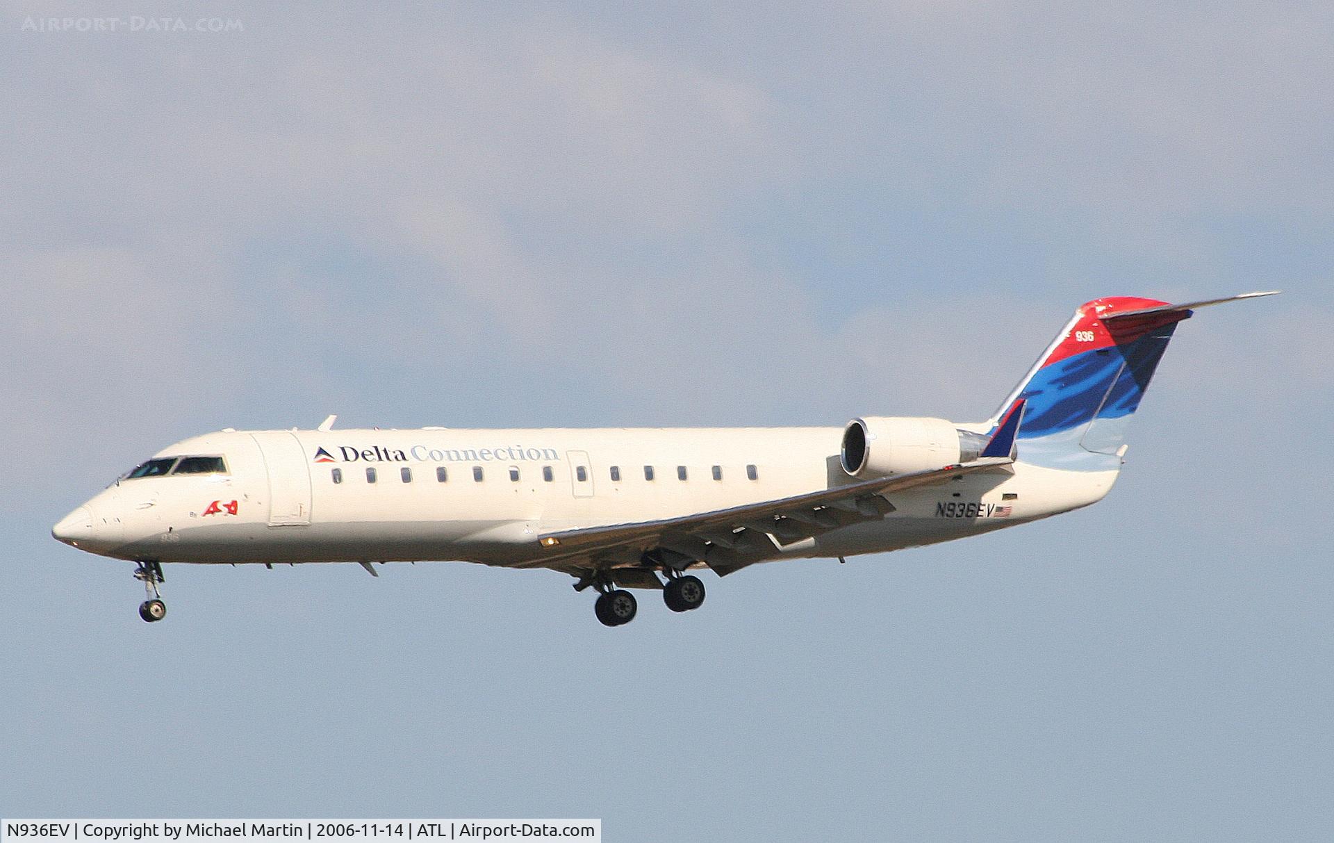N936EV, 2005 Bombardier CRJ-200ER (CL-600-2B19) C/N 8038, On final for Runway 27L