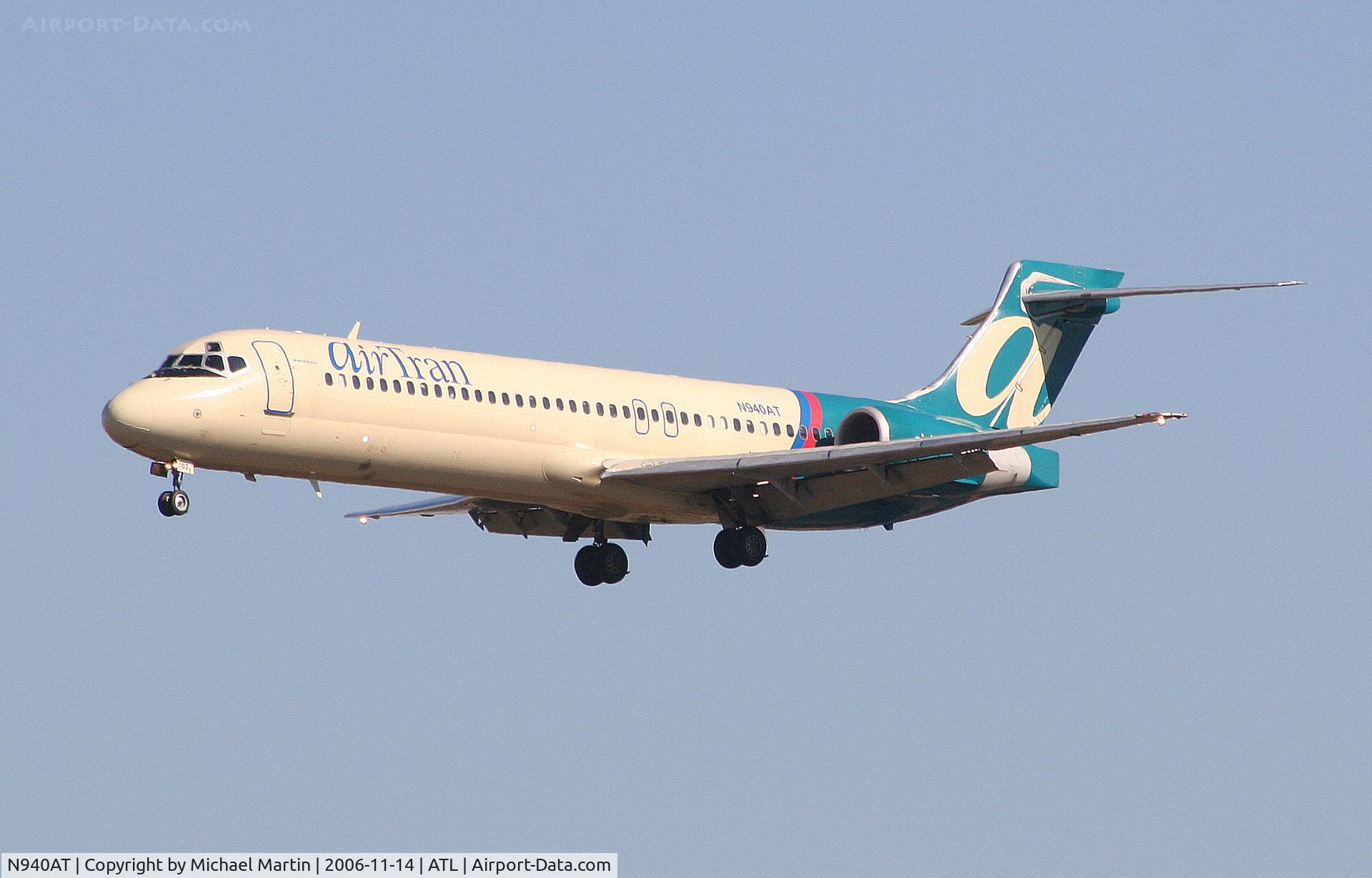 N940AT, 1999 Boeing 717-2BD C/N 55004, On final for Runway 27L
