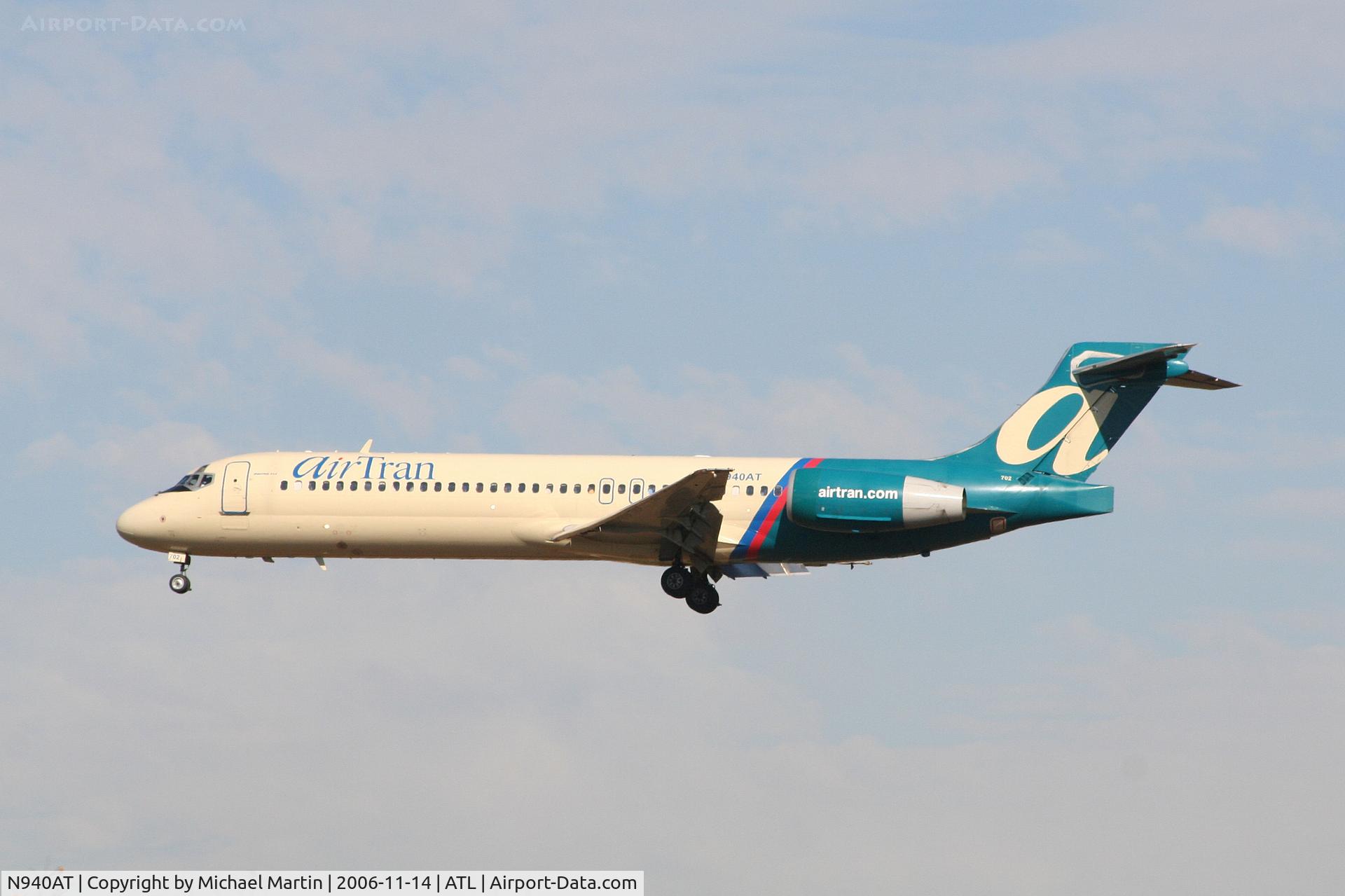 N940AT, 1999 Boeing 717-2BD C/N 55004, Over the numbers of 27L