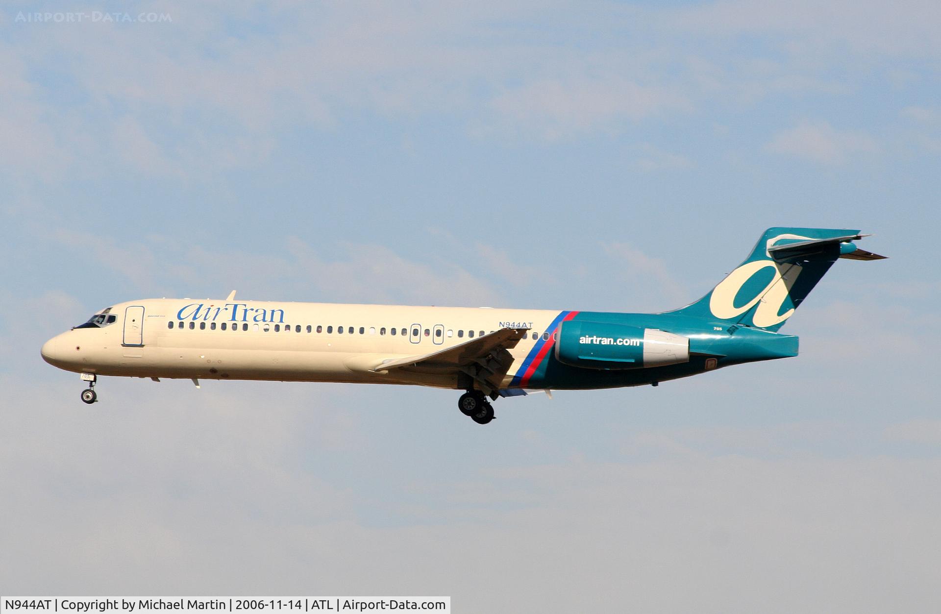 N944AT, 1999 Boeing 717-200 C/N 55007, Over the numbers of 27L