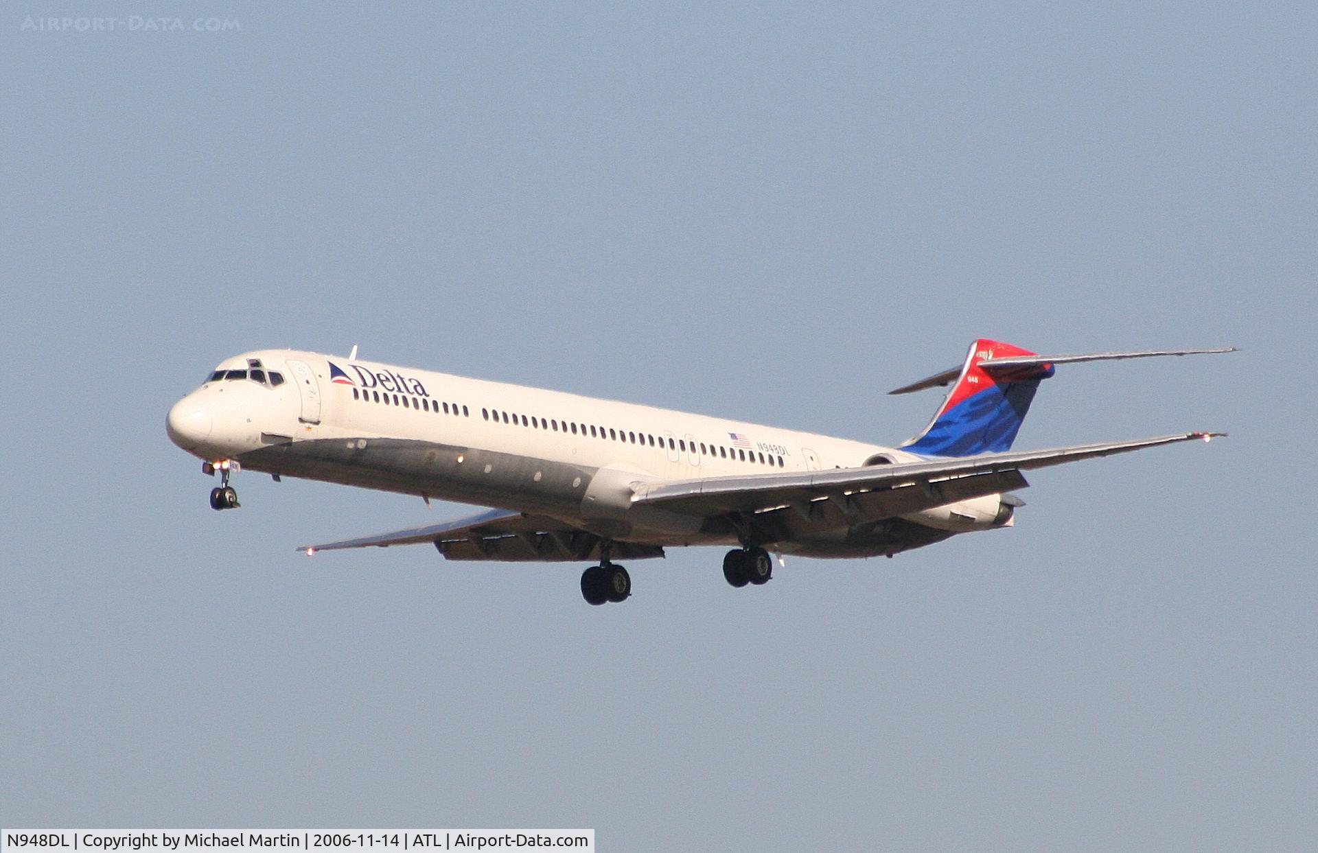 N948DL, 1989 McDonnell Douglas MD-88 C/N 49879, On final for Runway 27L