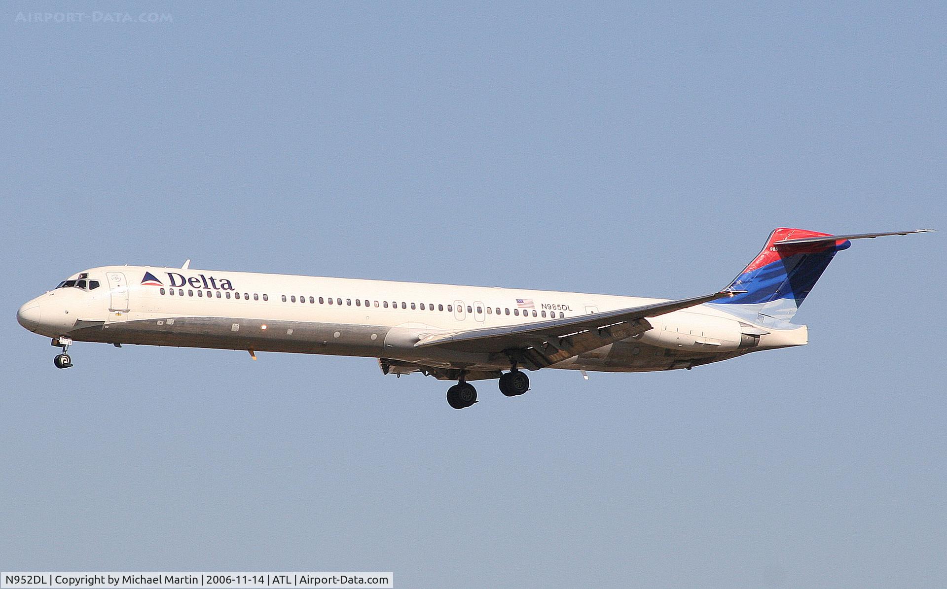 N952DL, 1990 McDonnell Douglas MD-88 C/N 49883, On final for Runway 27L