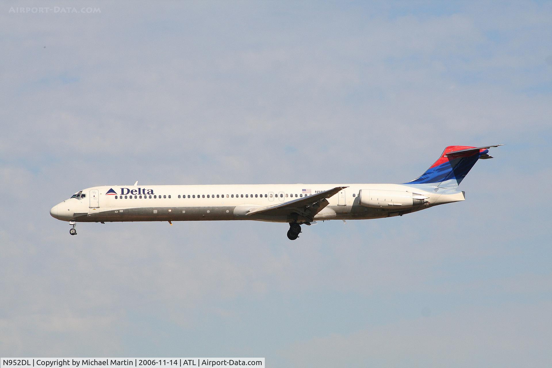 N952DL, 1990 McDonnell Douglas MD-88 C/N 49883, Over the numbers of 27L