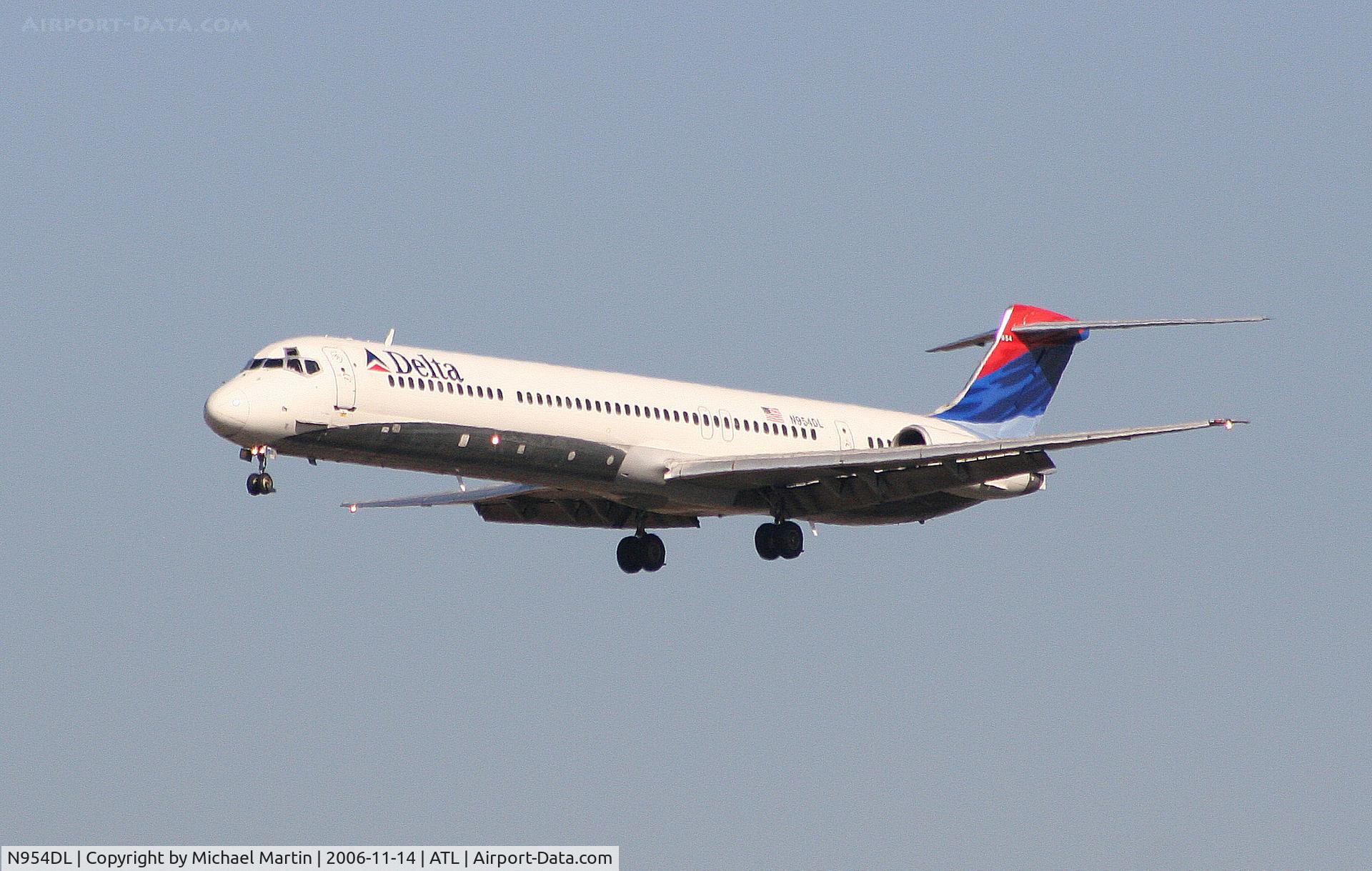 N954DL, 1990 McDonnell Douglas MD-88 C/N 49885, On final for Runway 27L