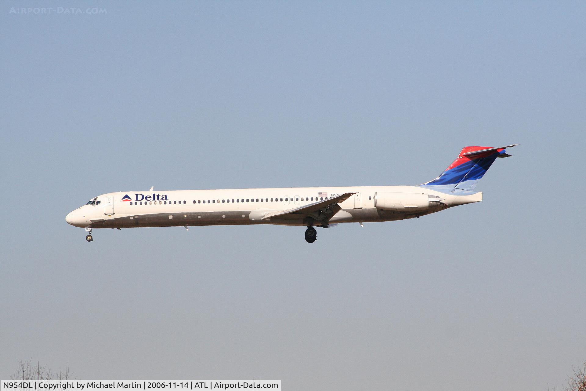 N954DL, 1990 McDonnell Douglas MD-88 C/N 49885, Over the numbers of 27L