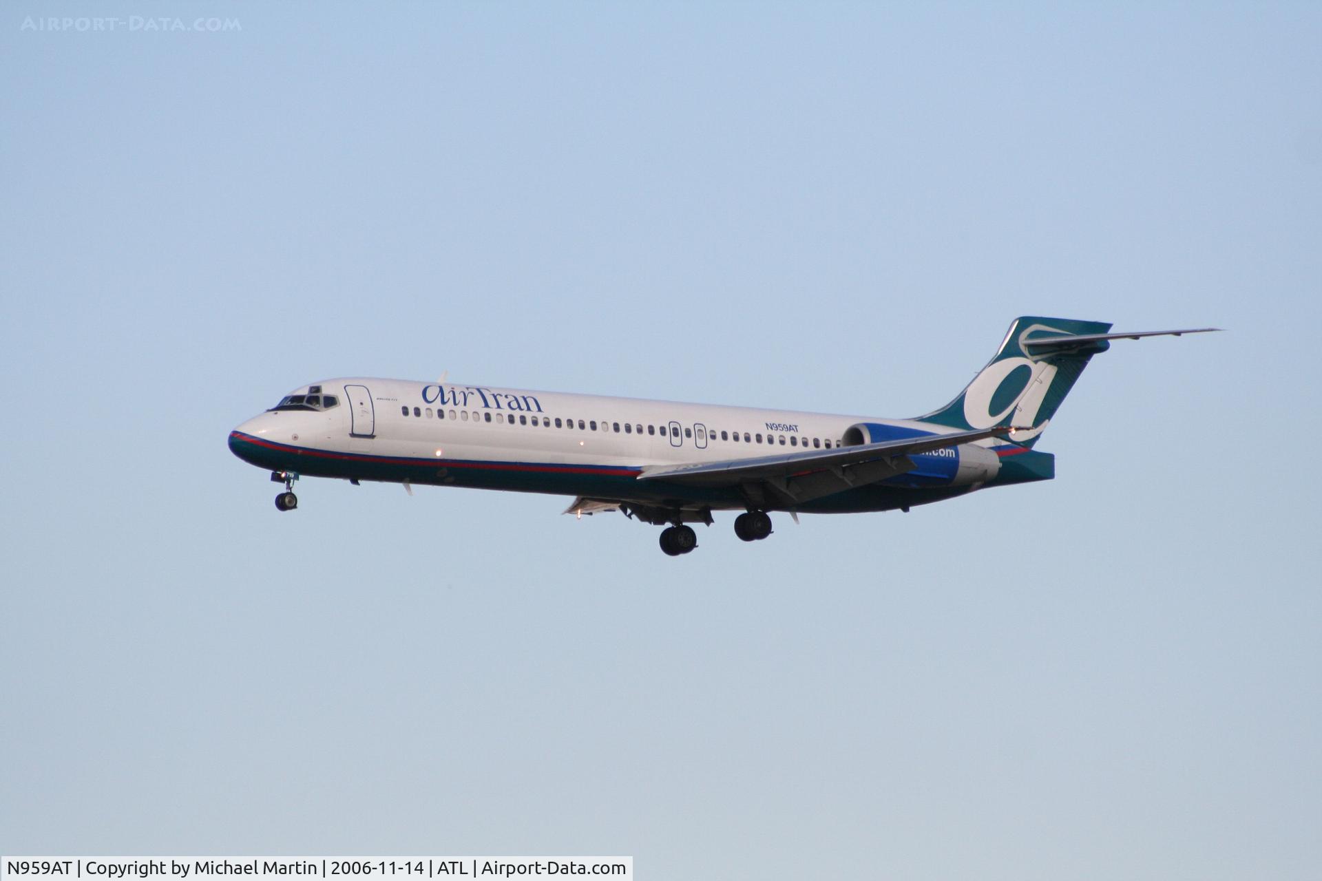 N959AT, 2001 Boeing 717-200 C/N 55021, On final for Runway 27L