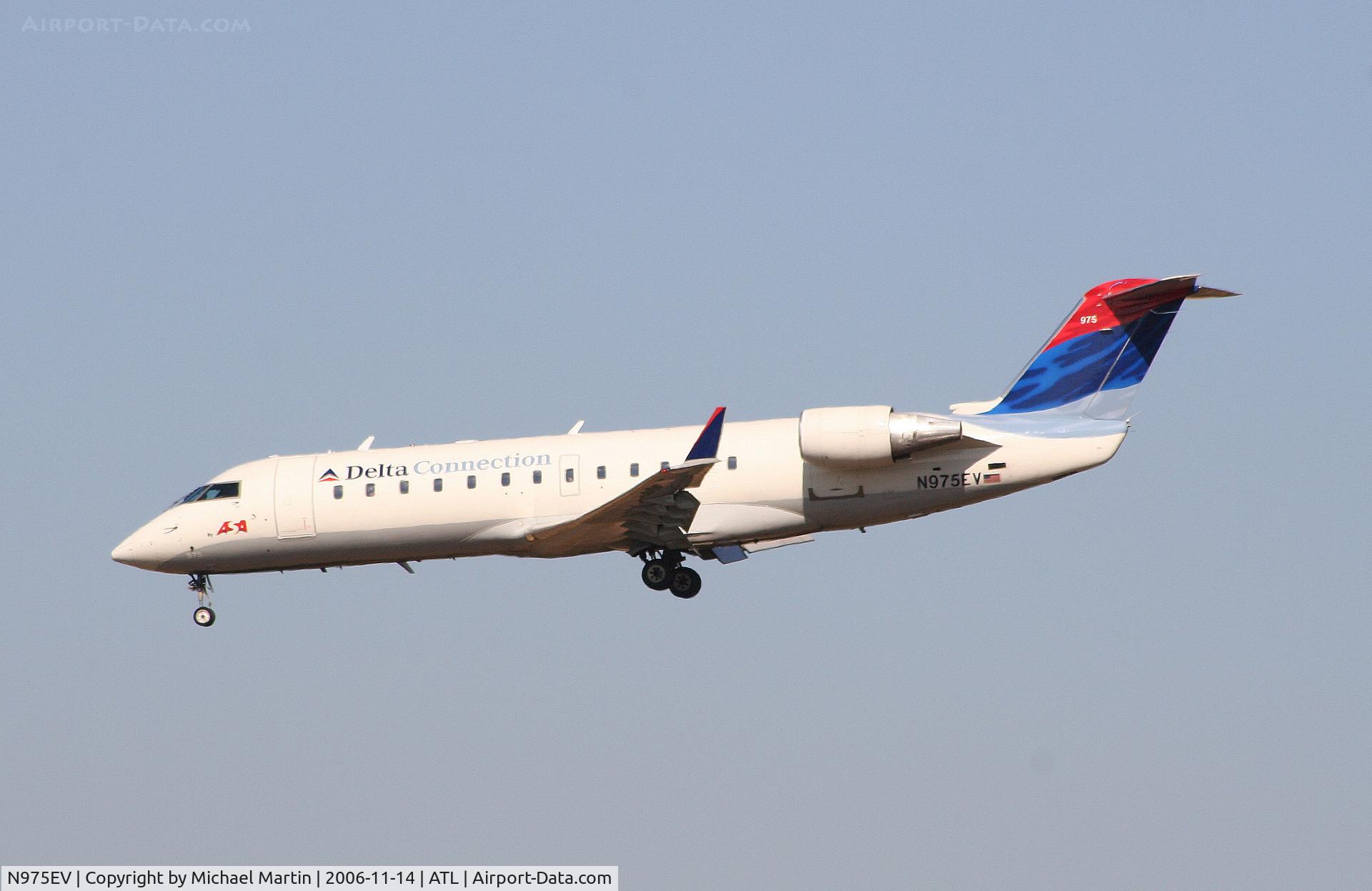 N975EV, 2001 Bombardier CRJ-200ER (CL-600-2B19) C/N 7599, Over the numbers of 27L