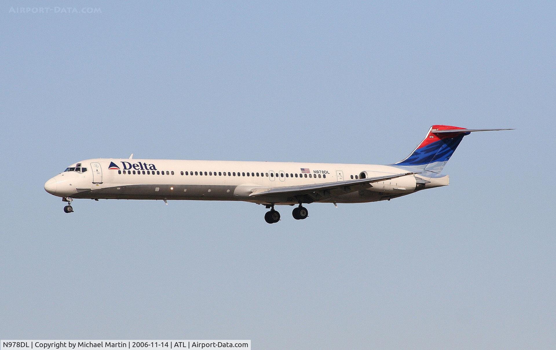 N978DL, 1991 McDonnell Douglas MD-88 C/N 53259, On final for Runway 27L