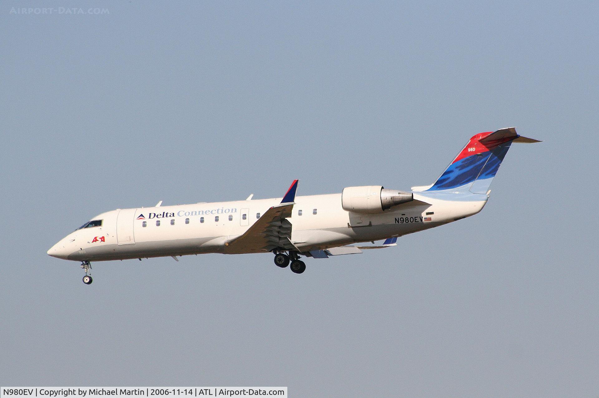 N980EV, 2003 Bombardier CRJ-200ER (CL-600-2B19) C/N 7759, Over the numbers of 27L