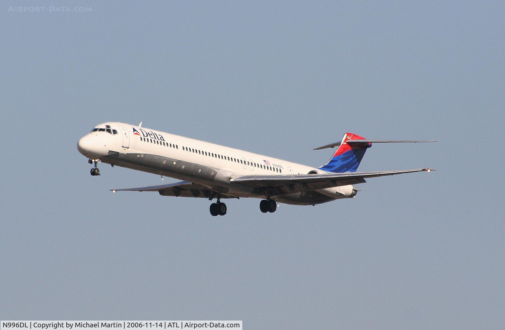 N996DL, 1991 McDonnell Douglas MD-88 C/N 53363, On final for Runway 27L