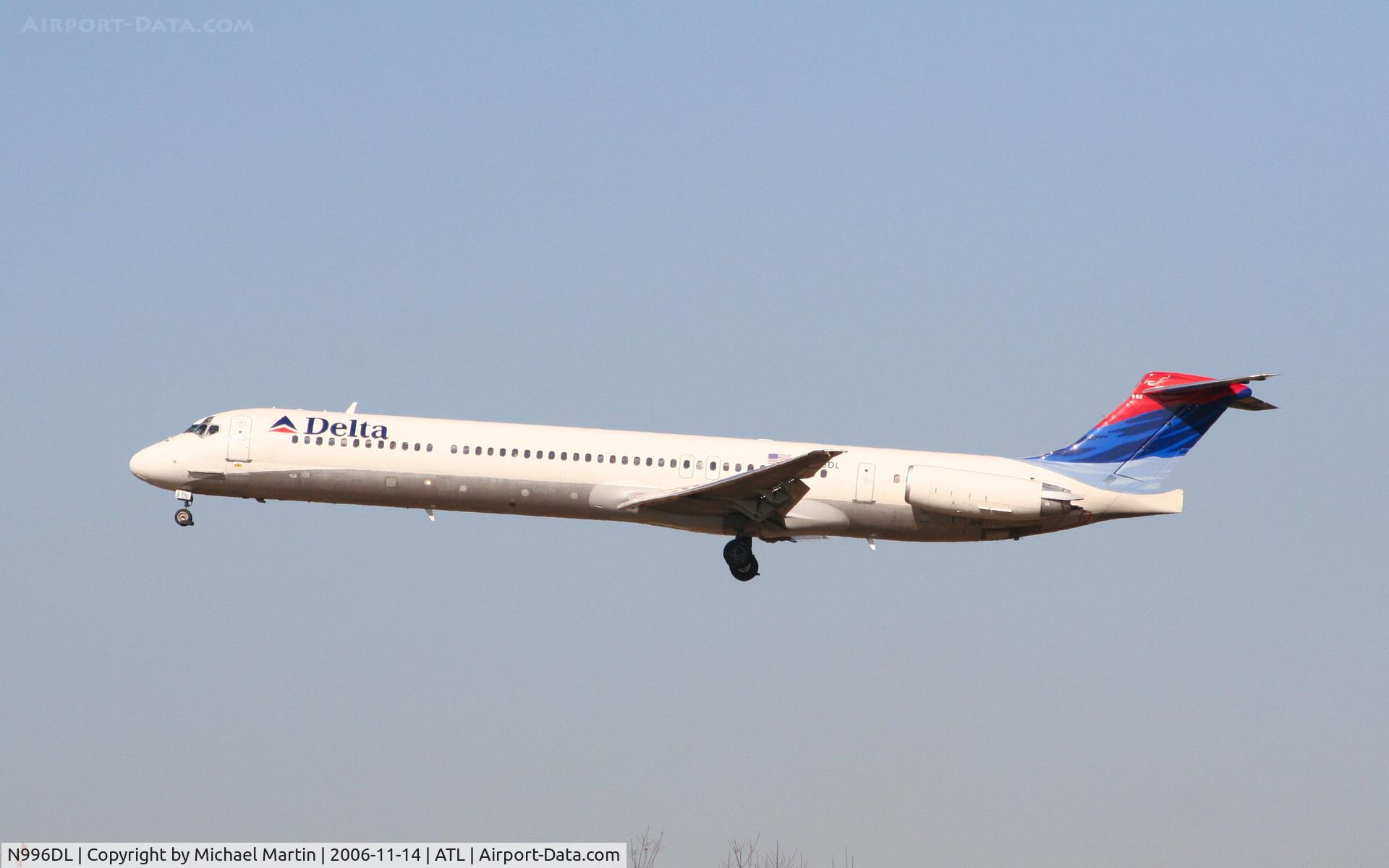 N996DL, 1991 McDonnell Douglas MD-88 C/N 53363, Over the numbers of 27L