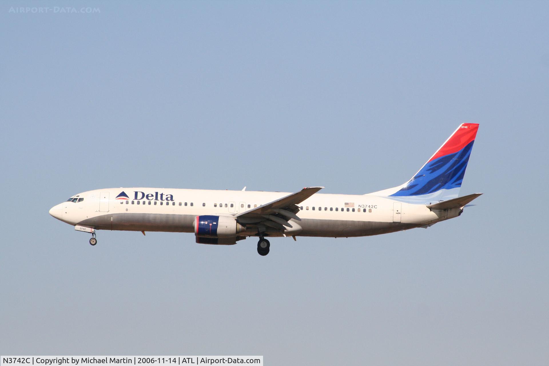 N3742C, 2001 Boeing 737-832 C/N 30835, Over the numbers of 27L