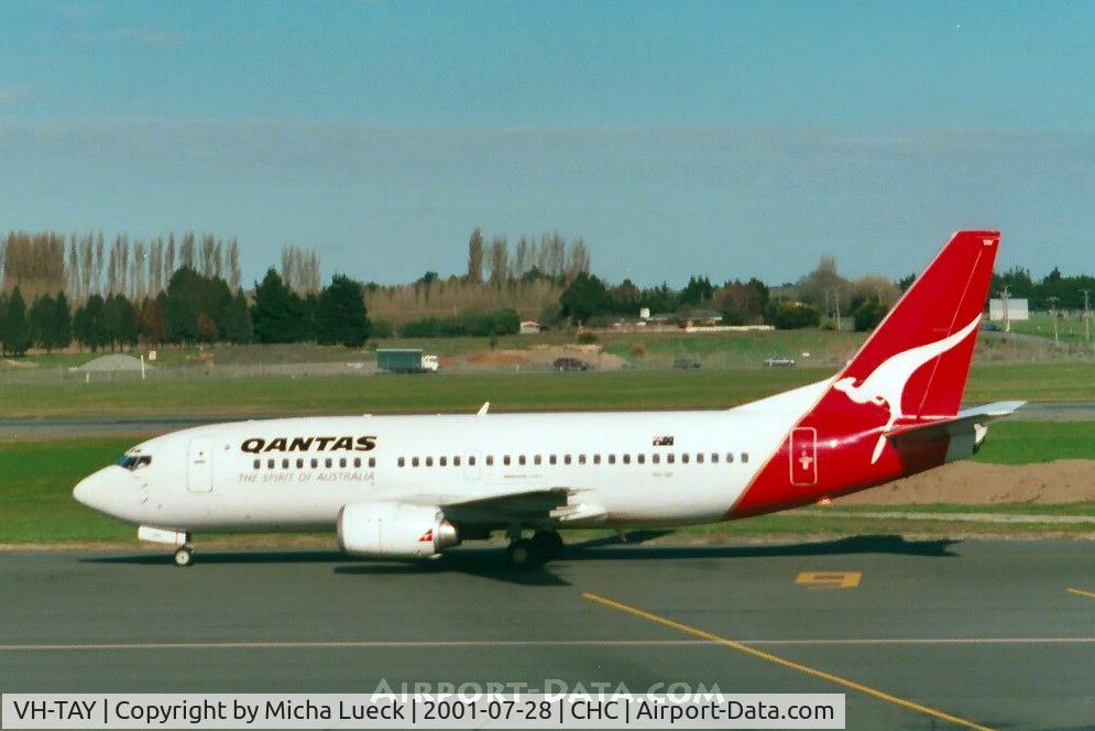VH-TAY, 1987 Boeing 737-376 C/N 23490, Taxiing to the gate