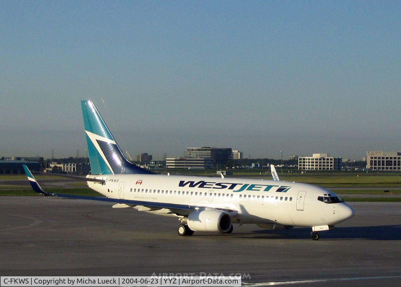 C-FKWS, 2001 Boeing 737-76N C/N 30134, Leaving Toronto
