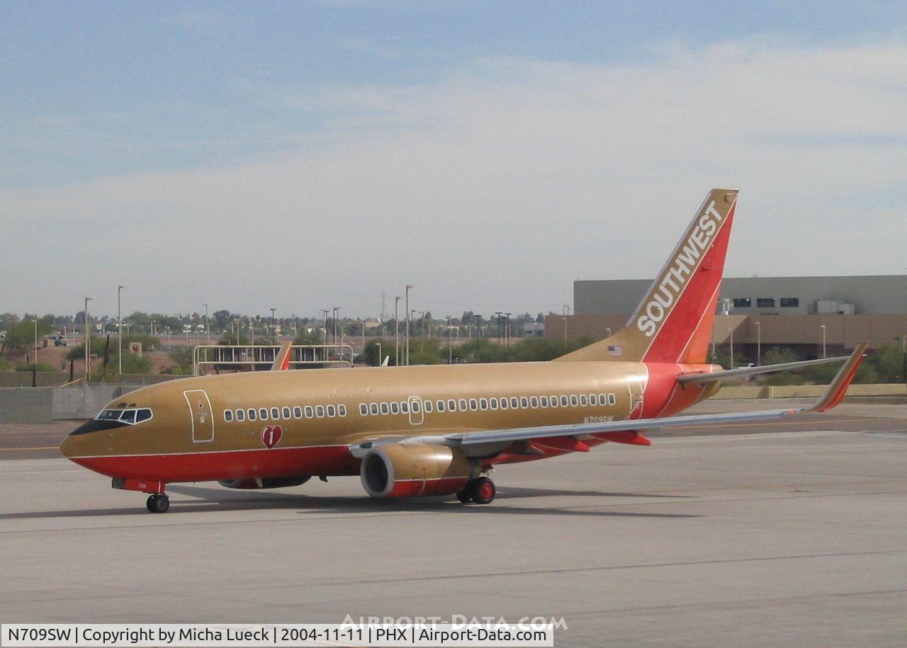 N709SW, 1998 Boeing 737-7H4 C/N 27843, Leaving Phoenix