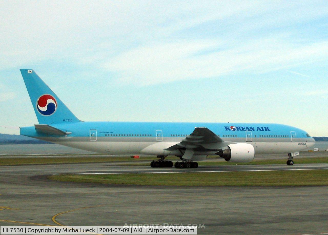 HL7530, 1997 Boeing 777-2B5/ER C/N 27945, Taxiing to the gate