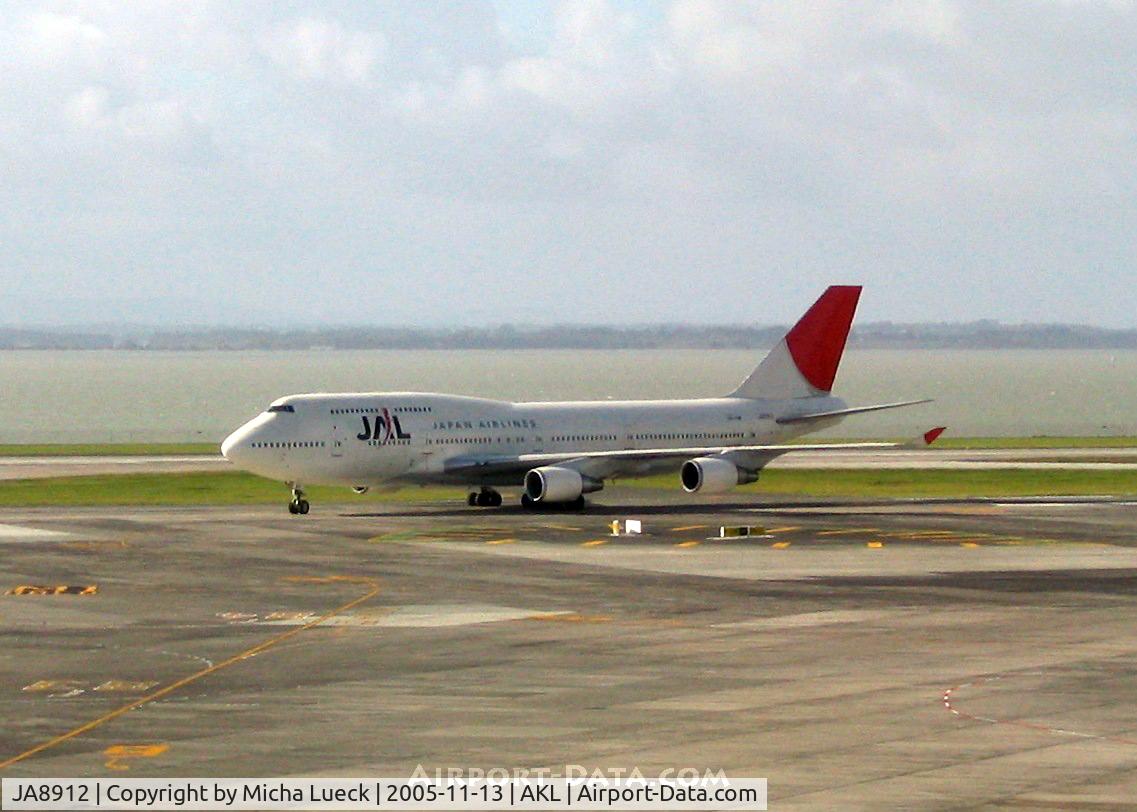 JA8912, 1994 Boeing 747-446 C/N 27099, Taxiing to the gate