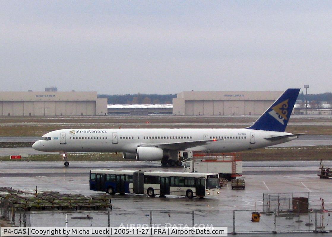 P4-GAS, 1996 Boeing 757-2G5 C/N 28112, Taxiing to the gate
