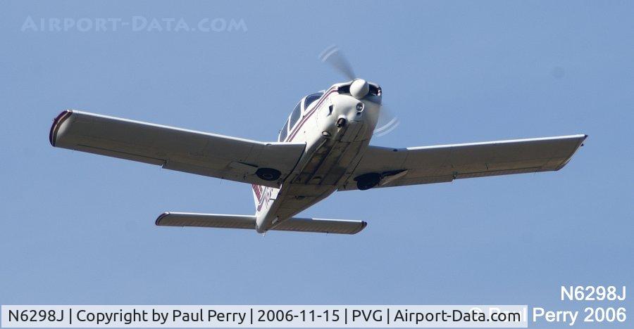 N6298J, 1976 Piper PA-28R-200 Cherokee Arrow C/N 28R-7635334, Getting her gear tucked in as she climbs out