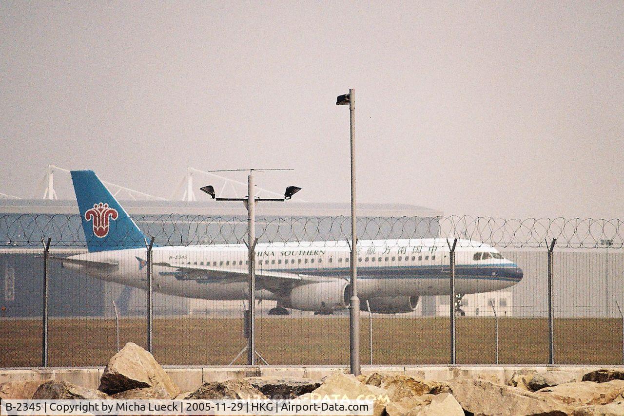 B-2345, 1997 Airbus A320-232 C/N 0698, Lining up for take-off
