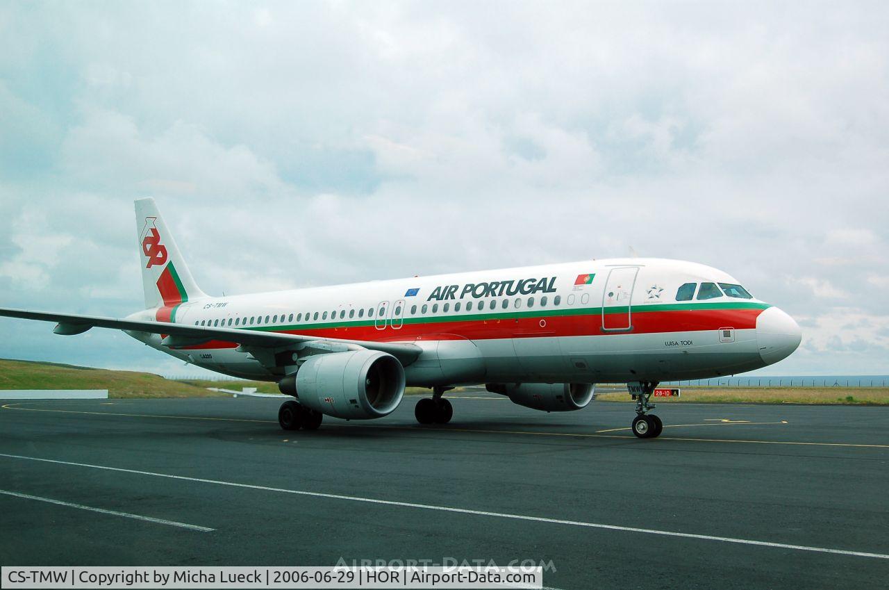 CS-TMW, 2001 Airbus A320-214 C/N 1667, Taxiing to the gate