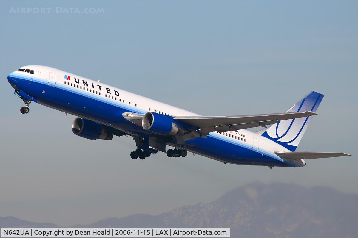 N642UA, 1991 Boeing 767-322 C/N 25092, United Airlines N642UA (FLT UAL8174) climbing out from RWY 25R enroute to Washington Dulles Int'l (KIAD).