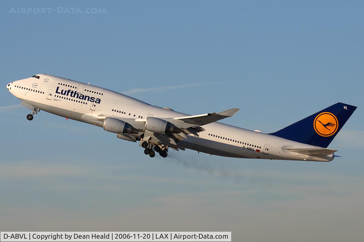 D-ABVL, 1992 Boeing 747-430 C/N 26425, Lufthansa D-ABVL (FLT DLH457) trailing brake dust from the main gear during climb out from RWY 25R enroute to Frankfurt Main (EDDF).