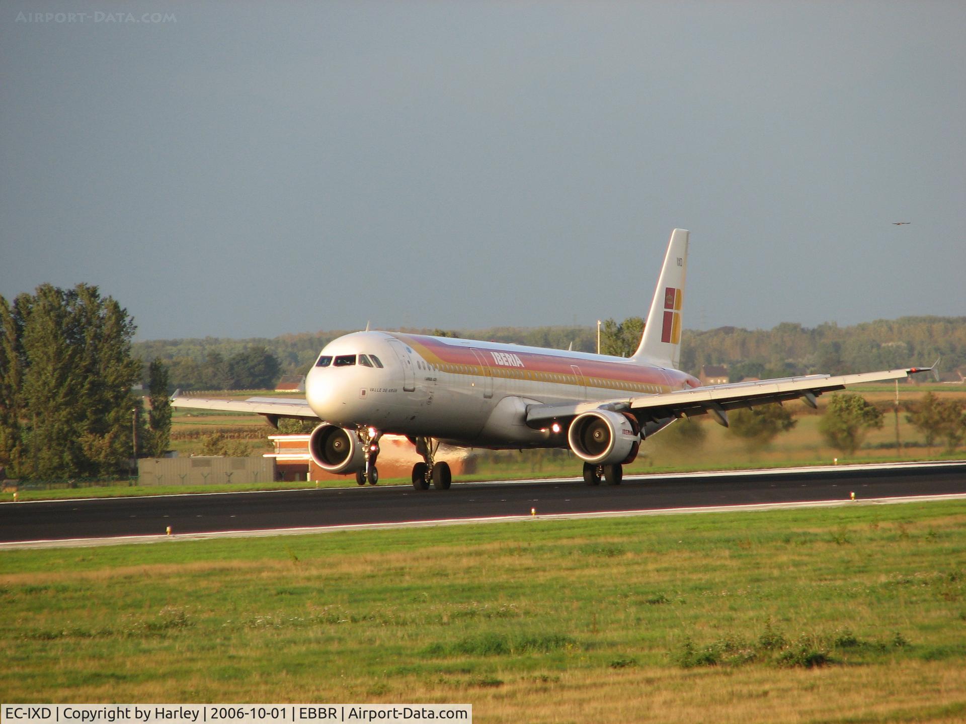 EC-IXD, 2004 Airbus A321-211 C/N 2220, touch down RWY 25L in Brussels