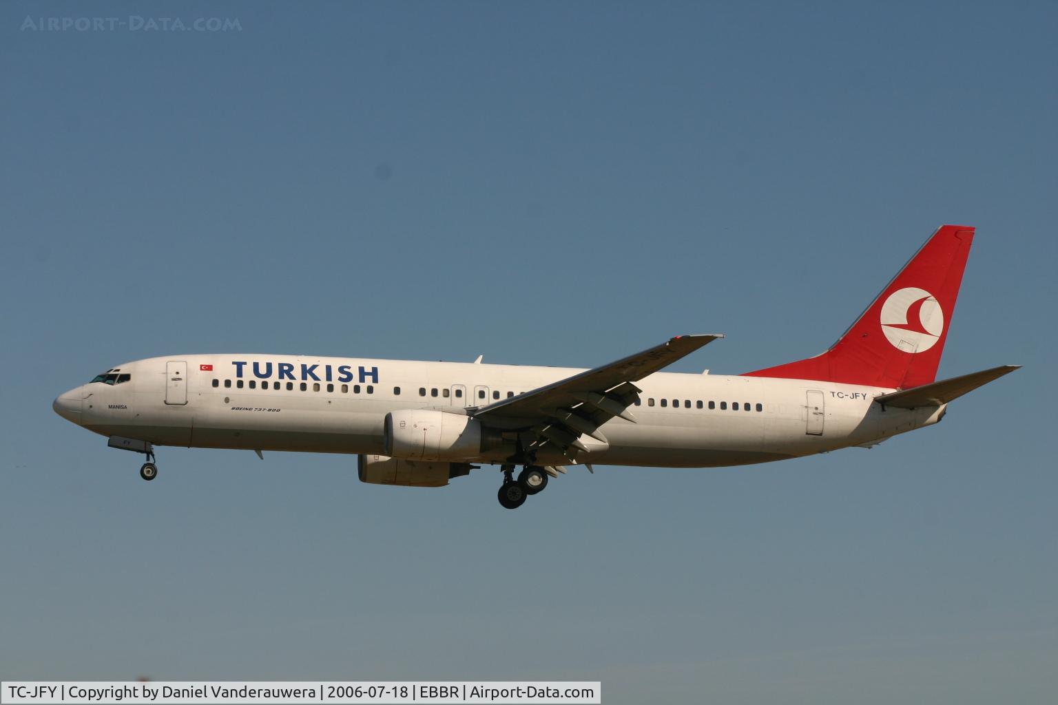 TC-JFY, 2000 Boeing 737-8F2 C/N 29783/497, descending to rwy 25L