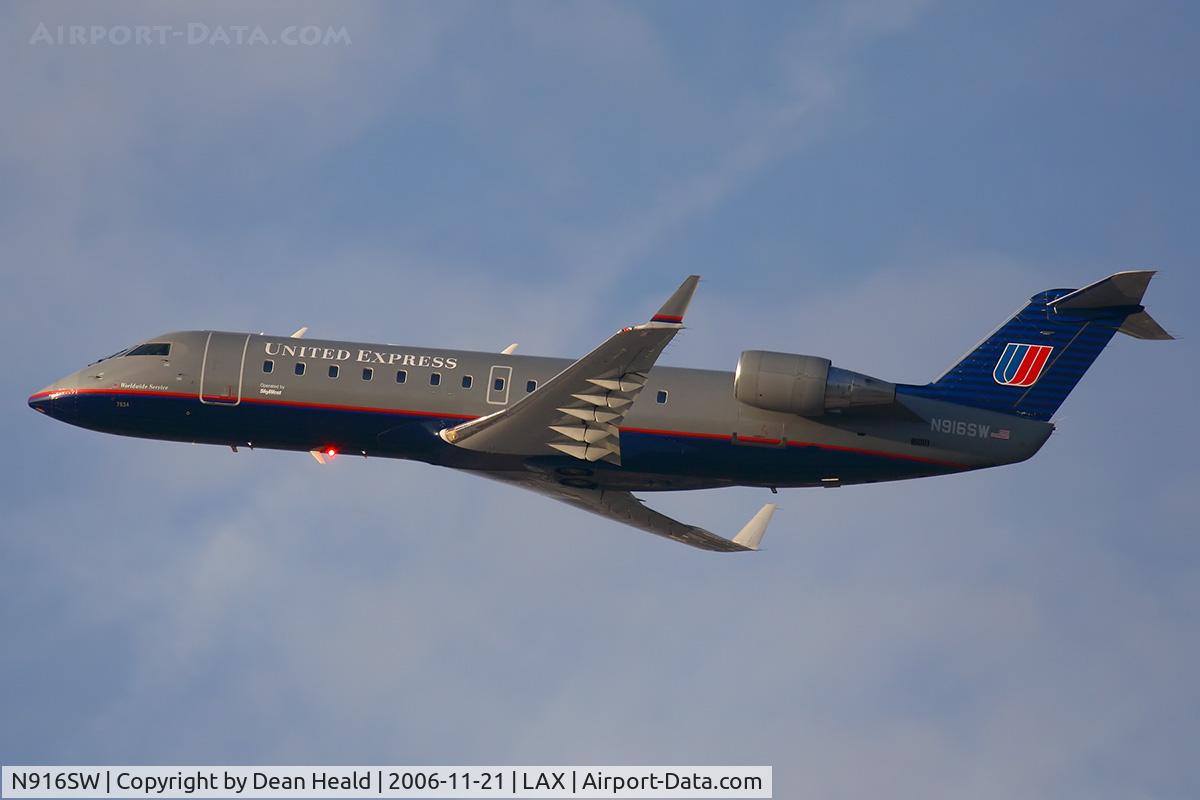 N916SW, 2002 Canadair CL-600-2B19 Regional Jet CRJ-200LR C/N 7634, United Express (SkyWest Airlines) N916SW (FLT SKW6526) climbing out from RWY 25R enroute to Phoenix Sky Harbor Int'l (KPHX).