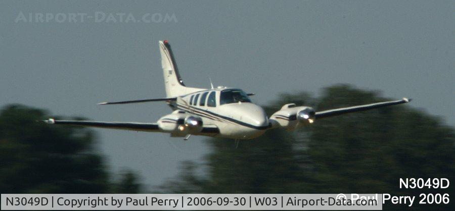 N3049D, 1998 Raytheon Aircraft Company 58 C/N TH-1873, Inbound and coming fast