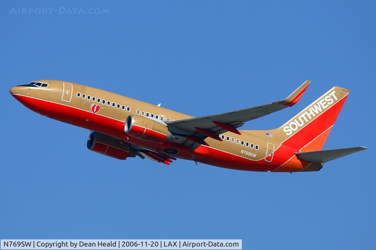 N769SW, 2000 Boeing 737-7H4 C/N 30588, Southwest Airlines N769SW (FLT SWA543) climbing out from RWY 25R enroute to William P Hobby (KHOU).
