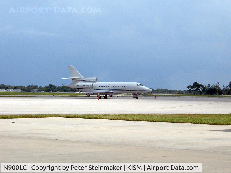 N900LC, 2000 Dassault Falcon 900 C/N 186, Sitting on the ramp waiting to be serviced