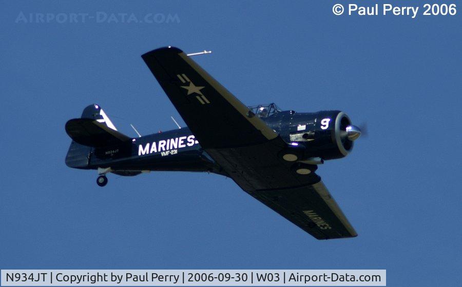 N934JT, 1942 North American SNJ-4 Texan C/N 88-12858, Jim Tobul in one of his demo passes