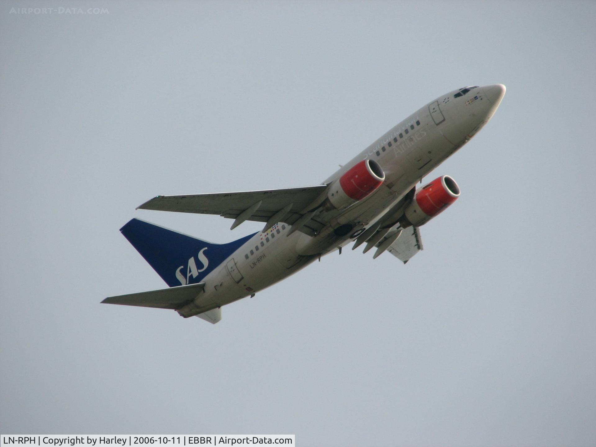 LN-RPH, 1999 Boeing 737-683 C/N 28605, Take Off RWY 25R in Brussels