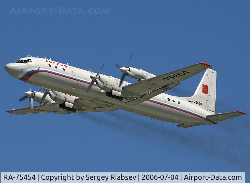 RA-75454, Ilyushin Il-18D C/N 187010104, Take off