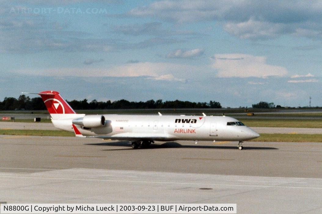 N8800G, 2003 Canadair CRJ-440 (CL-600-2B19) Regional Jet C/N 7800, Taxiing to the gate