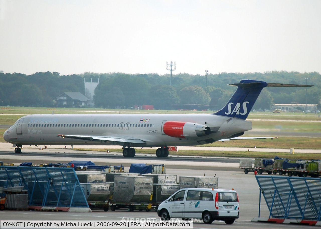 OY-KGT, 1985 McDonnell Douglas MD-82 (DC-9-82) C/N 49380, Taxiing to the runway