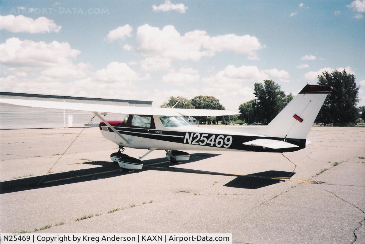 N25469, 1977 Cessna 152 C/N 15280675, Cessna 152 on the line