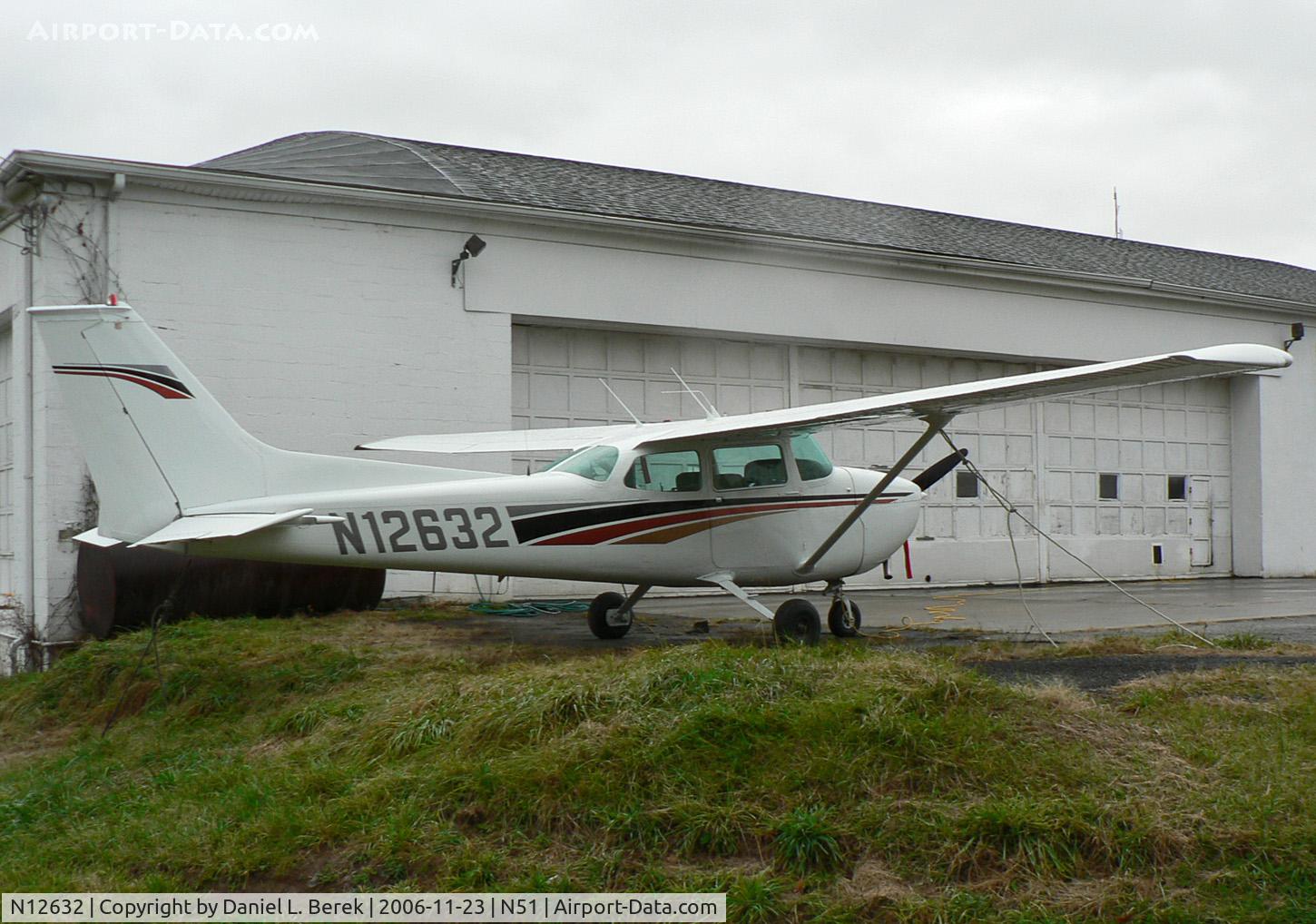 N12632, 1973 Cessna 172M C/N 17262128, Smart 1973 Skyhawk in from Michigan spends a rainy Thanksgiving in New Jersey.