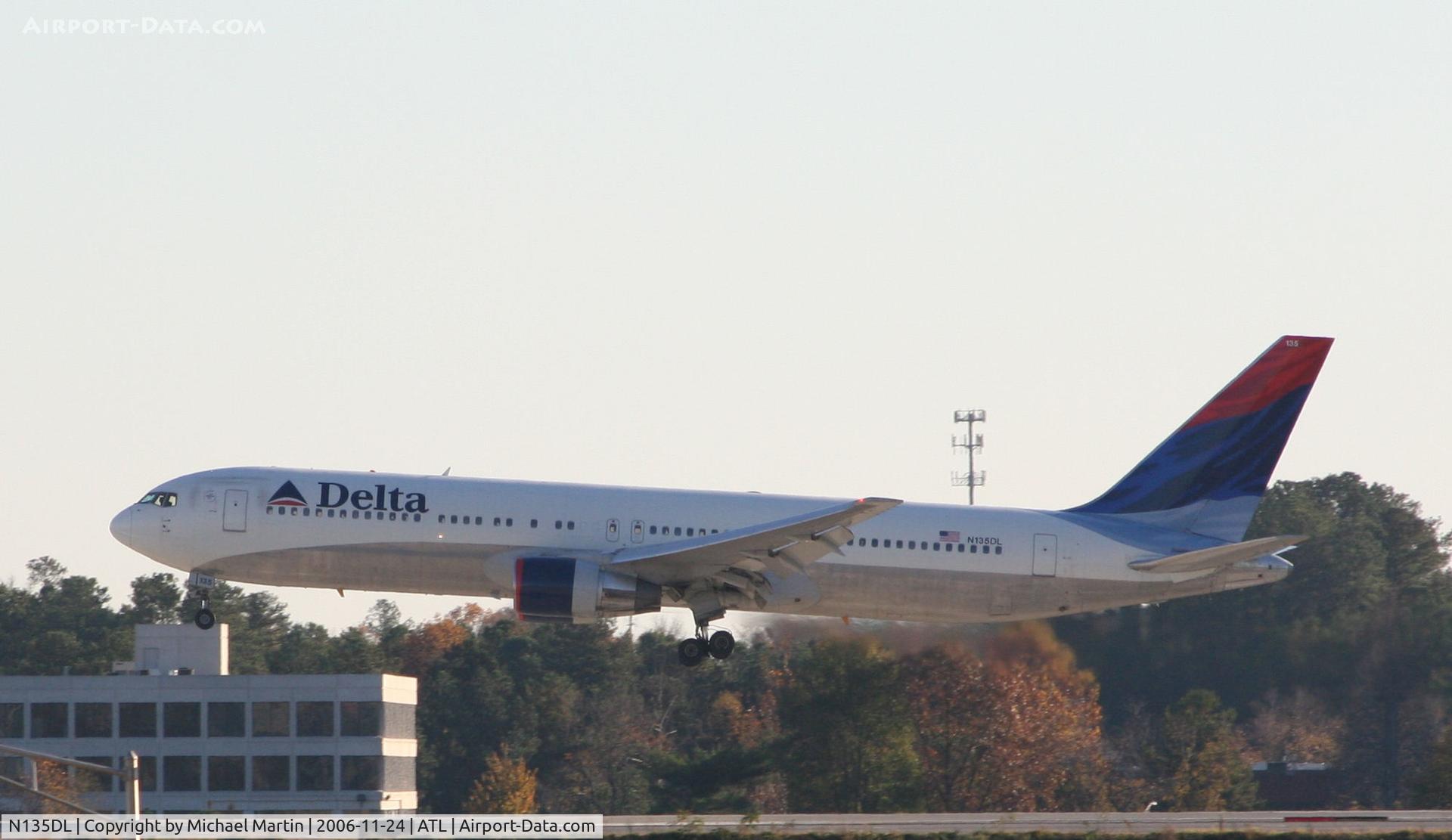 N135DL, 1991 Boeing 767-332 C/N 25145, Landing Runway 10