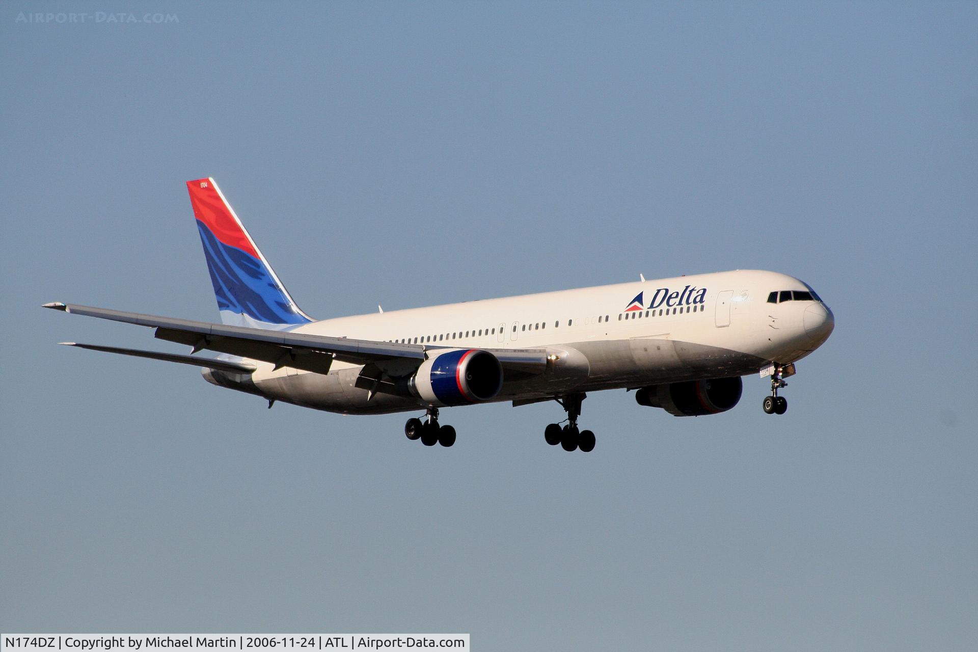 N174DZ, 1998 Boeing 767-332 C/N 29693, On final for Runway 9R