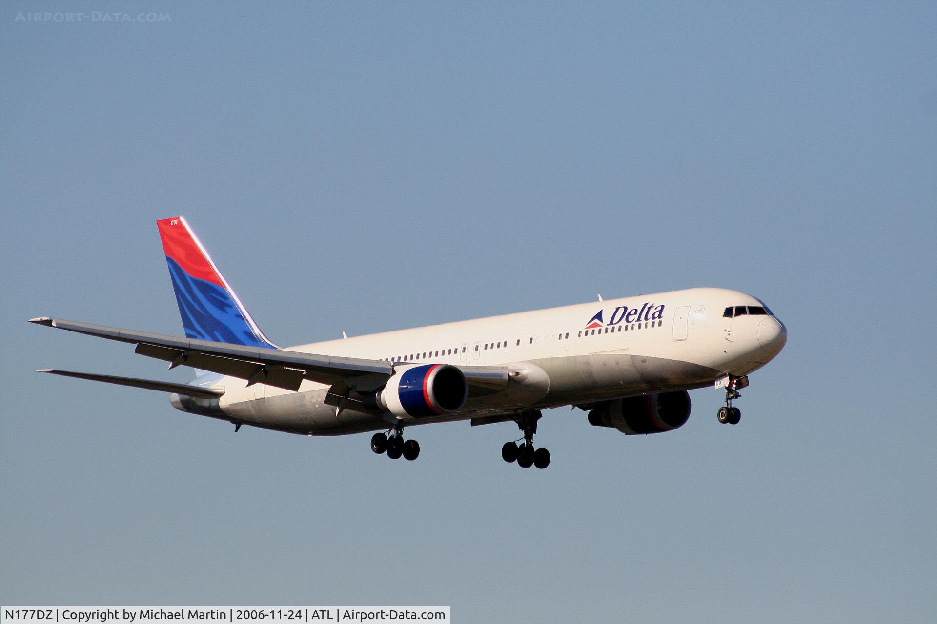 N177DZ, 1999 Boeing 767-332 C/N 29698, On final for Runway 9R