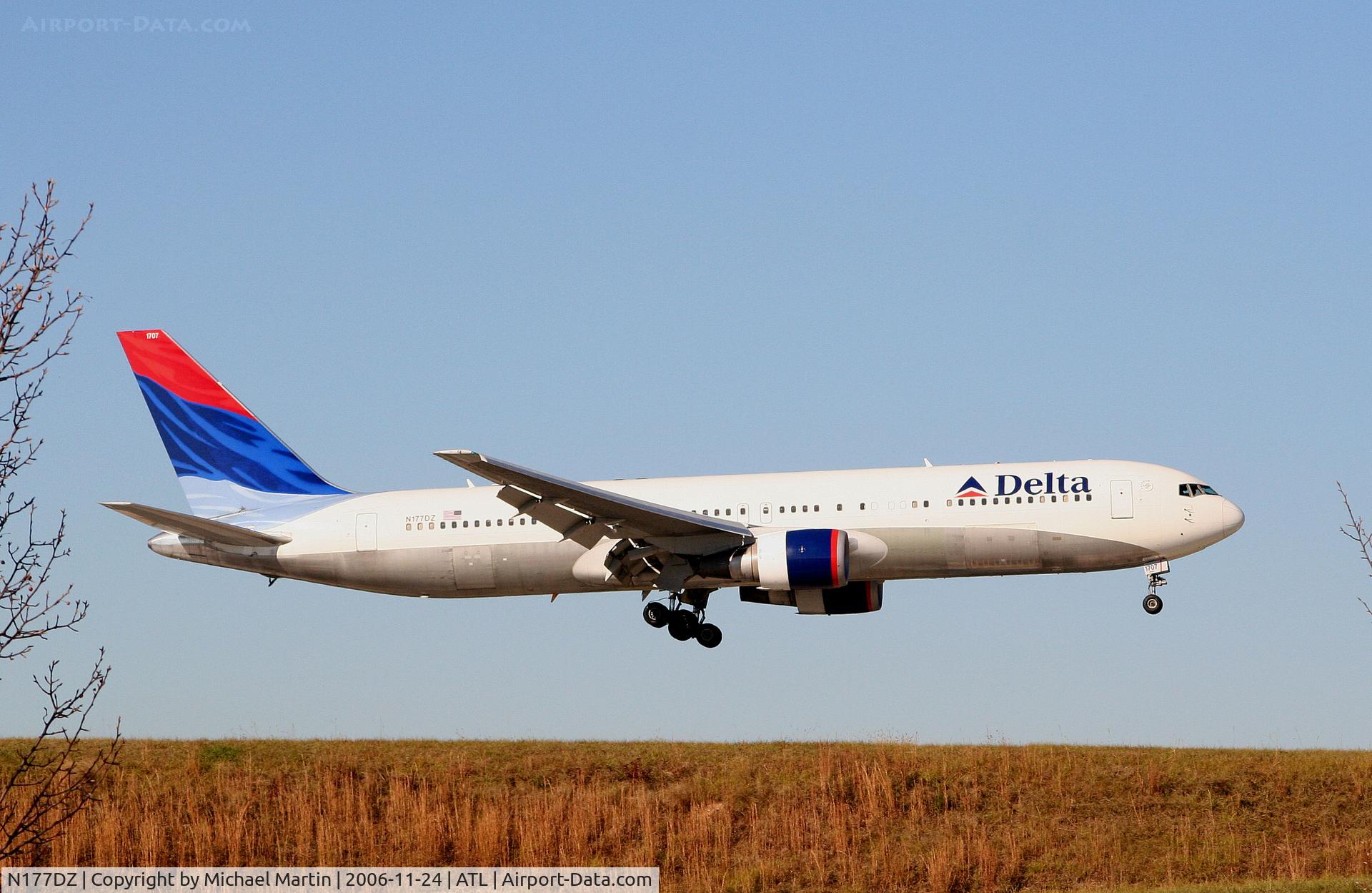 N177DZ, 1999 Boeing 767-332 C/N 29698, Over the numbers of 9R