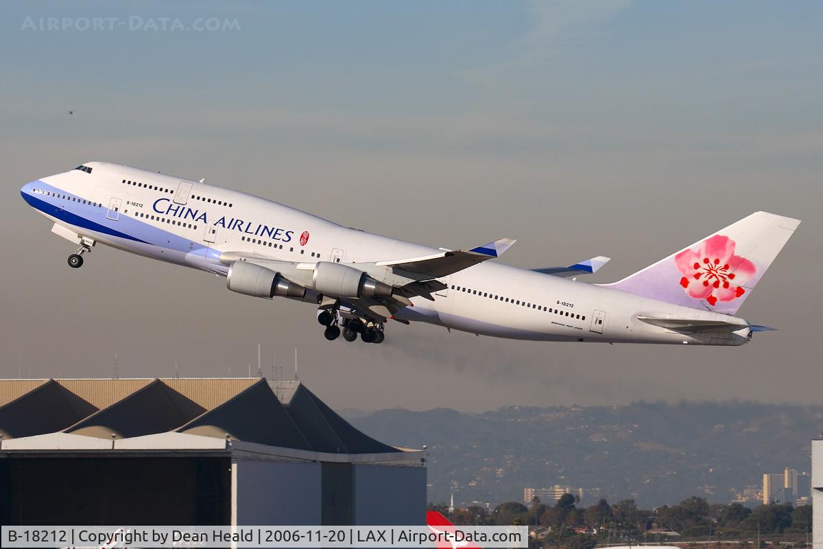 B-18212, 2005 Boeing 747-409 C/N 33736, Dynasty 5 climbing out from RWY 25R trailing brake dust from the main gear. This plane is enroute to Chiang Kai Shek Int'l (RCTP).