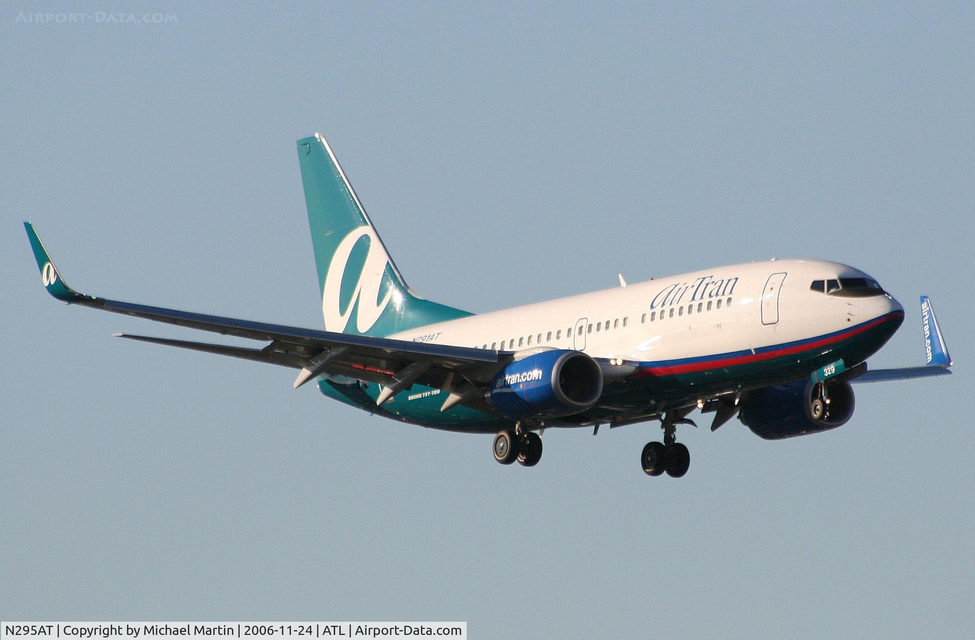N295AT, 2006 Boeing 737-76N C/N 32677, On final for Runway 9R
