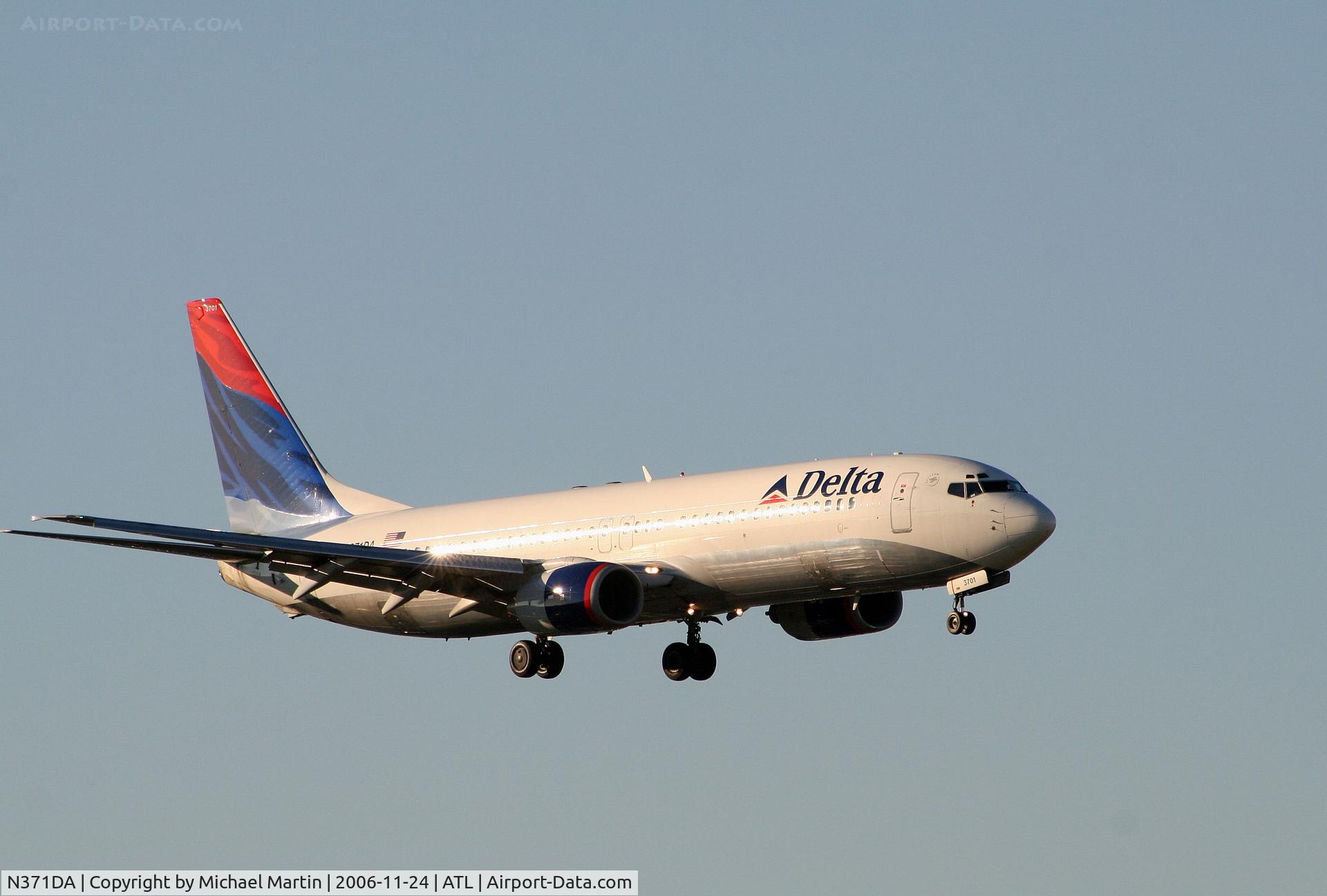 N371DA, 1998 Boeing 737-832 C/N 29619, On final for Runway 9R